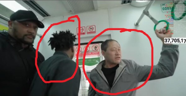 朱大明：下面这个重庆大爷给中国人挽回了一点面子，一个美国黑人网红横扫中国，各路中国明星网红都来捧场甚至献媚，只有这个大爷守住了底线。

首先这个美国黑人网红「甲亢哥」立场还算中立的，没有刻意抹黑中国的地方，而且他在国外的影响力也非常大，来中国第一条视频在外网就有20亿观看，而且评论区对中国都是较为正面的评论，所以对于他正面或者说只要他公正宣传中国，这都是好事，是值得鼓励的，但是，对于一些中国人那么...