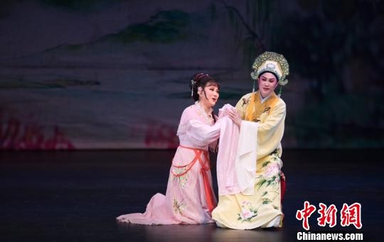 图为越剧《梁祝》演出。　绍兴大剧院供图 摄