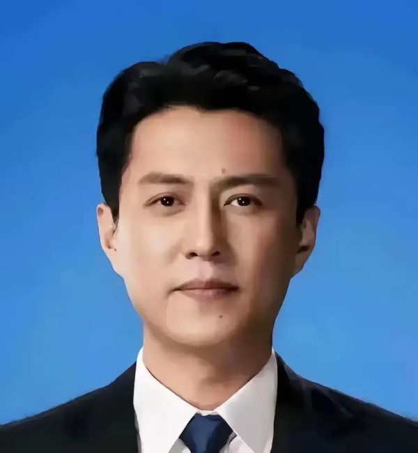 诗意铅笔：有编制明星，你知道几个?
1.靳东——中国煤矿文工团团长，正厅级。

2.刘昊然——中国煤矿文工团话剧演员。文工团的工作能让他接触到更多优秀的艺术作品和前辈，有助于提升自己的艺术素养。

3.关晓彤——中国国家话剧院演员。在话剧院的经历可以让她不断锤炼演技，为观众带来更精彩的表演。

4.张艺兴——中国国家话剧院演员。加入话剧院为他的艺术之路增添了更多的可能性和厚重感。

5.罗晋——中...