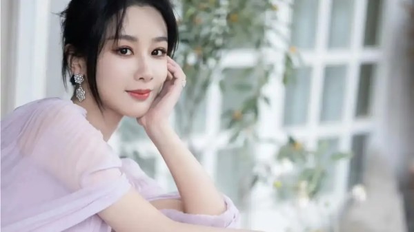 寻梦影视：杨紫能够在竞争激烈的演艺圈走红，背后有着诸多关键因素。
首先，她的演技堪称一大亮点。作为童星出身，杨紫在演艺道路上不断磨砺。在众多作品中，她对角色的塑造能力有目共睹。无论是《香蜜沉沉烬如霜》里天真烂漫又深情的锦觅，还是《亲爱的，热爱的》中俏皮可爱的佟年，她都能精准拿捏角色的性格与情感，哭戏更是极具感染力，轻易就能将观众带入剧情之中，引发强烈的情感共鸣。
其次，她的选剧眼光十分独到。杨紫挑...