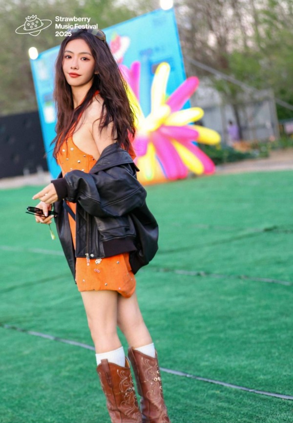 蔡文静挑战新风格，撕拉片写真展现极致美感