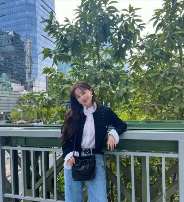 阚清子当妈后状态越发年轻！小香风短外套+蕾丝领衬衫+牛仔裤，美极了