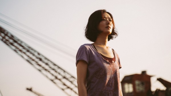 赵丽颖模仿孙悟空海边奔跑，动作姿态一模一样，梦回“齐天大凤”引爆笑