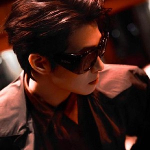 魏大勋在之前的活动中是否有过类似摔倒的“松弛感”名场面，具体情况如何？