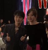 孙俪化身“神仙妈妈”，帮女儿小花成功追星周深！后台暖心同框照曝光
