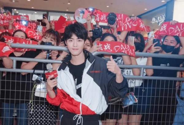 流量明星被写入统考试卷，家长质疑老师意图，教育局出面回应