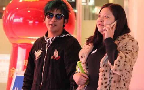 女经纪人迷恋23岁男星帮其洗内裤，老板痛斥：别被帅哥迷得太狂热