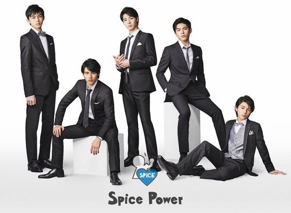 女经纪人迷恋23岁男星帮其洗内裤，老板痛斥：别被帅哥迷得太狂热