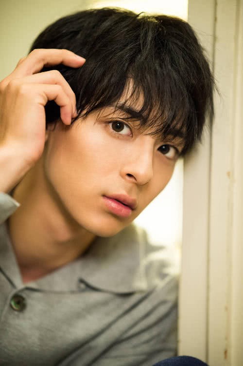 女经纪人迷恋23岁男星帮其洗内裤，老板痛斥：别被帅哥迷得太狂热