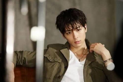 女经纪人迷恋23岁男星帮其洗内裤，老板痛斥：别被帅哥迷得太狂热