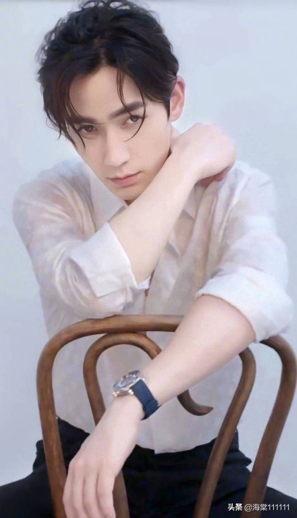 湫去椿来海棠花开：给偶像加油绅士风度朱一龙，那些无处安放的小手，处处流露暖心细节
 很多时候，我们爱一个明星，是爱他（她）在剧中的角色，虽然知道剧都是编出来的，但还是因为那份代入感喜欢上一个明星，而在日常生活中的举手投足才离这个人的心性更近。

因《镇魂》大火起来的朱一龙，不仅演技在线，十年磨砺，让更多观众认可他演员的专业性，在很多活动中他更是谦谦君子般的待人接物，让人觉得又呆萌，又绅士，和他合作...