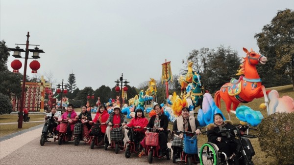 西安：立春寻春芙蓉园 盏灯映春话安康