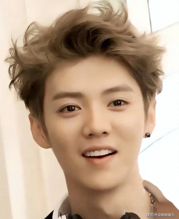 分手风波半年后，鹿晗高调晒情侣手表，对方不是关晓彤疑似是男性