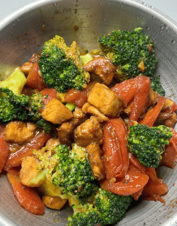 番茄西兰花炒鸡胸肉成内娱新宠，一道家常菜掀起健康饮食风潮