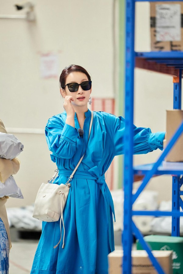 秦海璐霸总书单、邓超气氛组：揭秘春晚明星如何靠“人设突围”霸屏热搜？