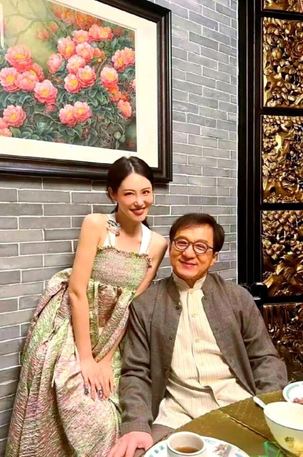 成龙低调现身与左岸潇聚餐：娱乐圈资源的交错点