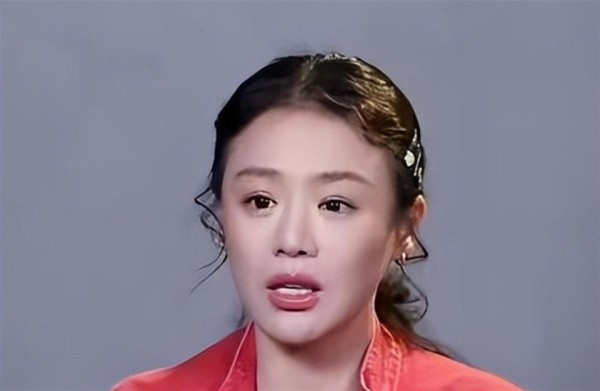 杨紫12字回复炸哭全网，马思纯一句妹妹，直接撕碎内娱塑料情