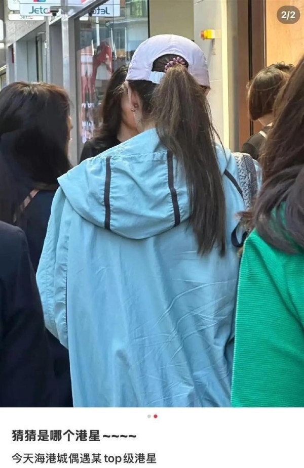 李嘉欣一身休闲装打扮逛奢侈品店，嘉欣姐的发质要好好保养了