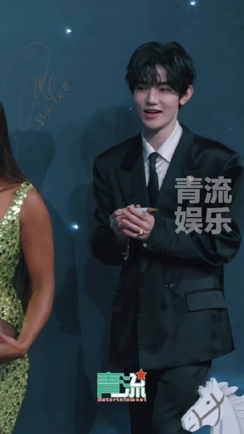 章昊微博之夜红毯饭撒