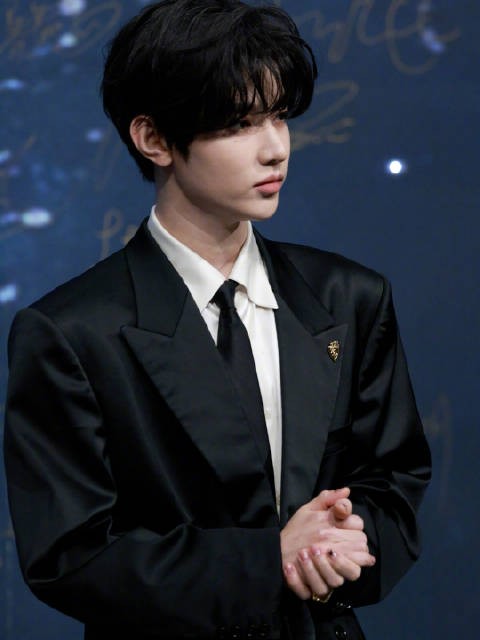 章昊身穿GUCCI26春夏系列亮相微博之夜红毯