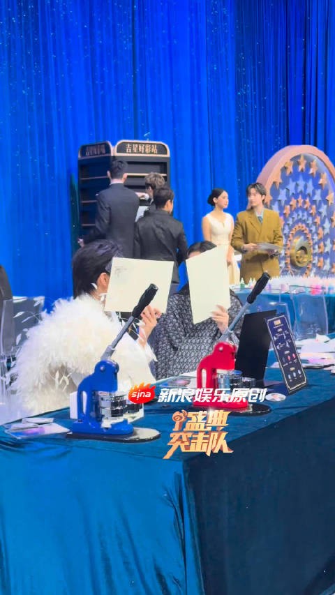 周也和曾舜晞这是在聊什么呢,这么神秘