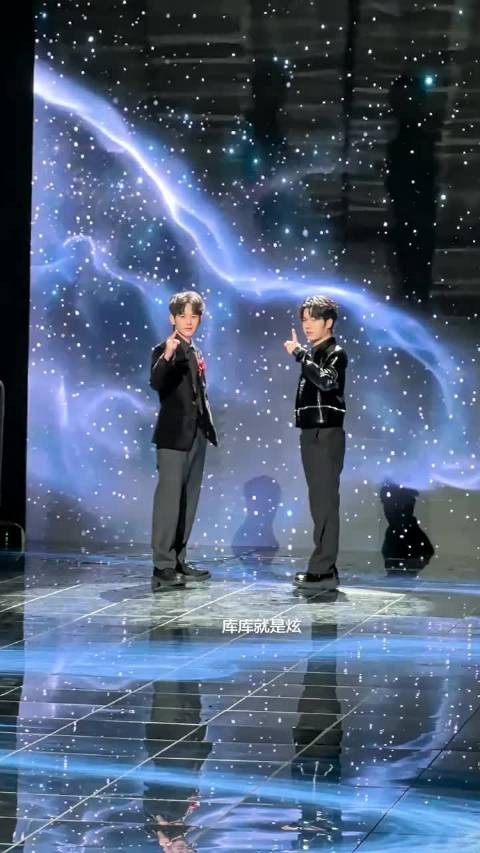 无畏花海亮相微博之夜红毯，电竞选手造型引热议