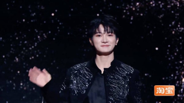 周深红毯双手忙不停，全程微笑引期待