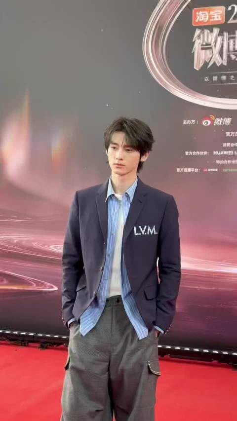 赖伟明微博之夜红毯到达，庄序带着他的bgm走来了！