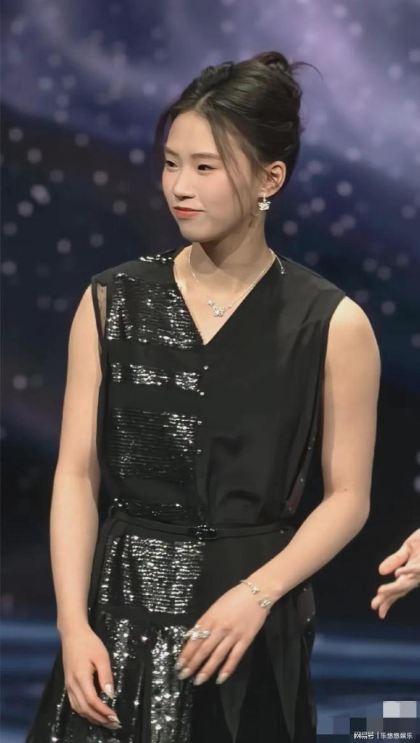 陈芋汐身体开始发育，胖了不少！微博之夜穿黑色长裙子，看着挺矮