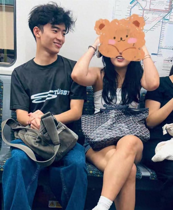 张柏芝大儿子和女生搭地铁，Lucas满脸笑容看她，一脸幸福