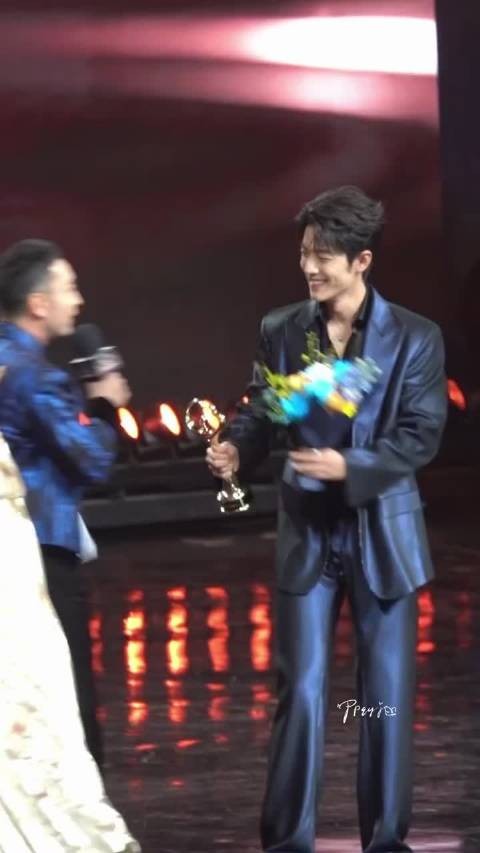 微博之夜互动环节 肖战家乡话挑战全程