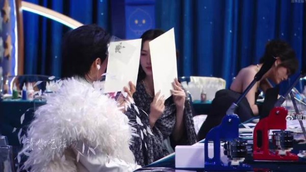 周也曾舜晞红毯聊天引热议