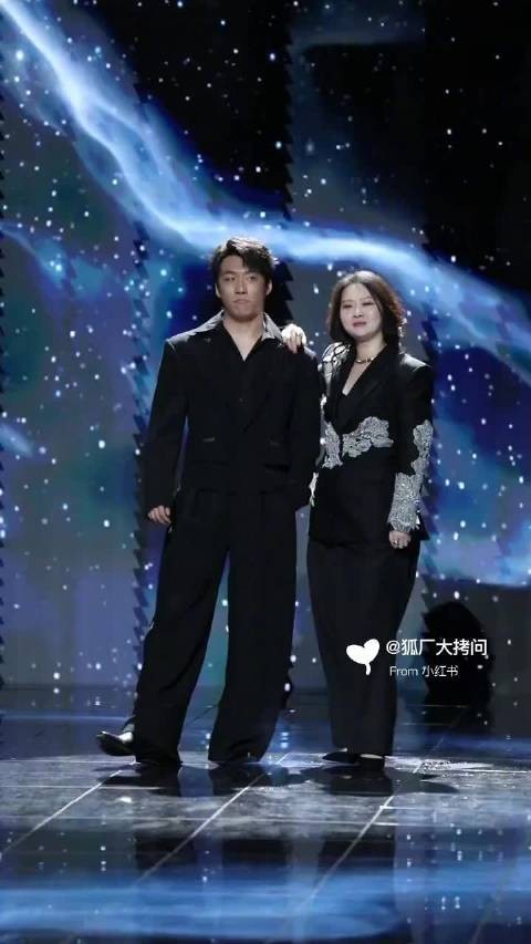 早知道王天放和嘻哈的红毯这么好笑就留着春晚看了，八秒十个节目