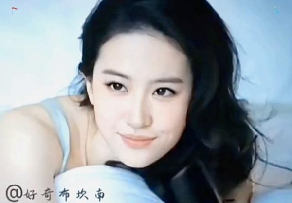 时空裂痕中的玫瑰：当刘亦菲的星光与你的心跳错频