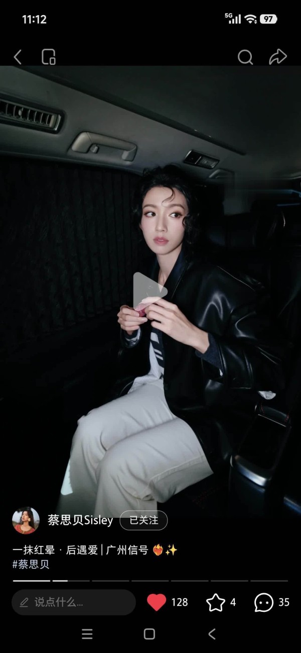 蔡思贝晒写真展现别样魅力