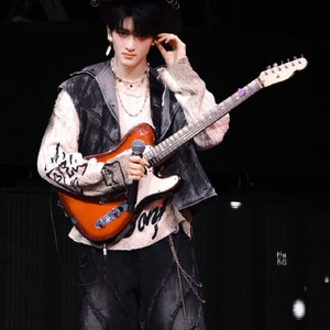 邓佳鑫2026年2月6日更换的社交媒体头像具体是什么样子？