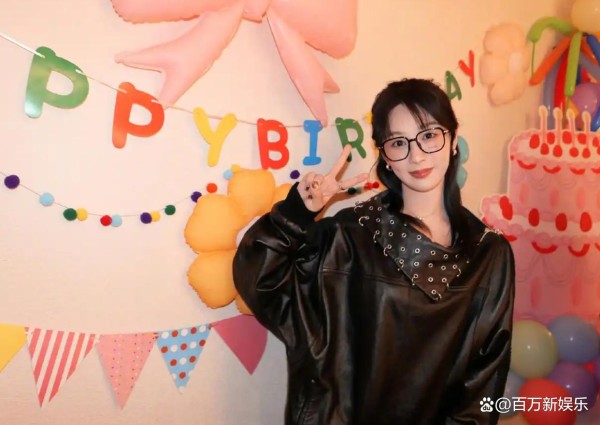 杨紫33岁生日会，刘诗诗惊喜现身，两人和共同经纪人合影，网友：太养眼