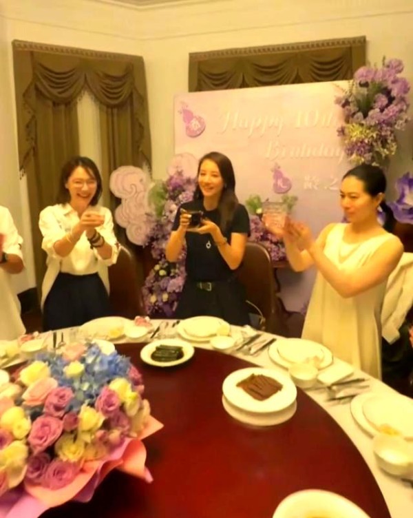明星夫妻温馨生日派对：陈龙章龄之幸福家庭生活