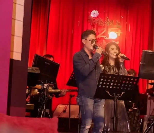 50岁状态封神！林心如生日派对现场甜蜜不断，霍建华罕见合唱牵动人心，夫妻感情细节太戳了