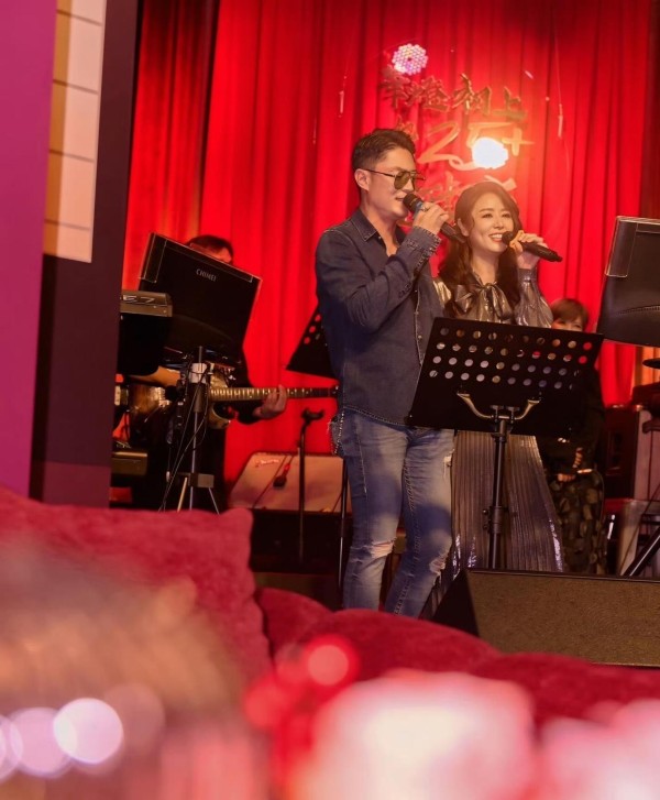 林心如50岁生日！朋友为她举办生日派对，和霍建华一起登台献唱！林心如生日，好多明星现身，许玮甯，林熙蕾等等，都是她的好闺蜜！