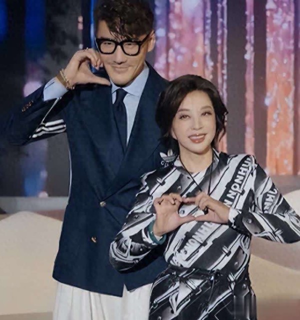 这次，51岁周迅秒了76岁刘晓庆，坦然老去胜过科技脸