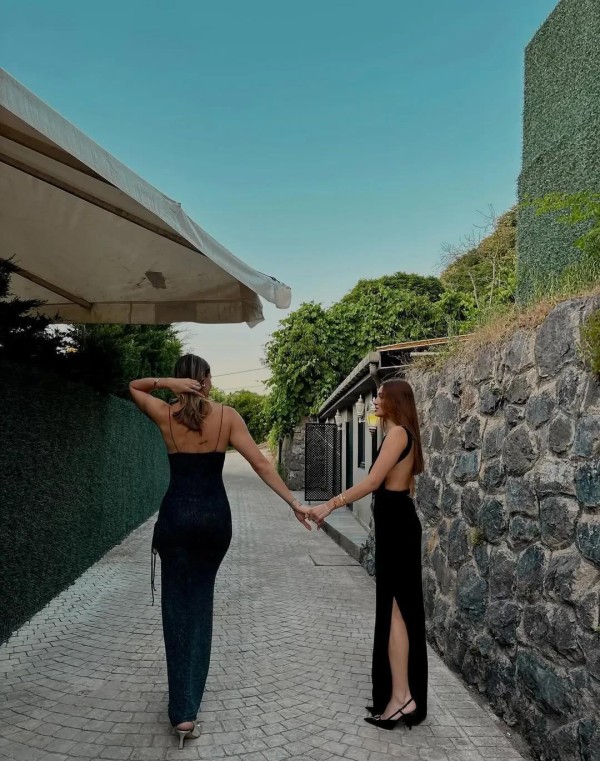 25岁的最美女排国手身穿大露背礼服 和妹妹共同出镜 大秀曲线身材