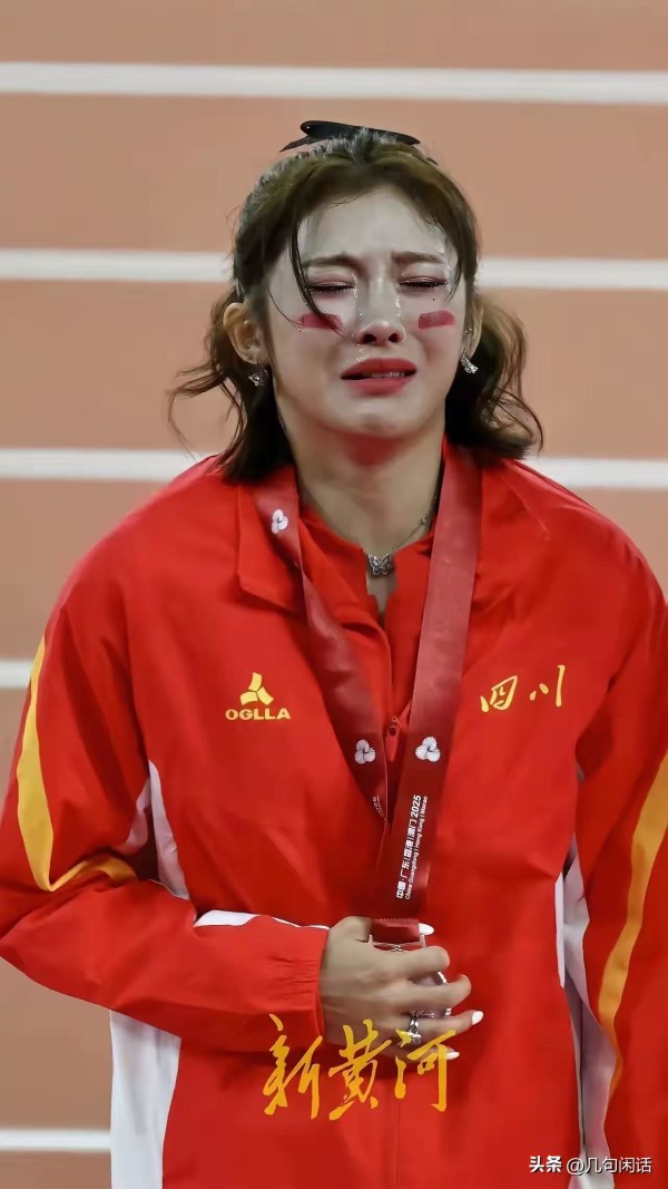 几句闲话：说真的，要不是吴艳妮，我都没怎么关注过女子100米栏。今年全运会，她剑指冠军，最后拿了银牌，但谁能想到，她和林雨薇的冠军之争，让这个项目热度这么高。

你看吴艳妮，商业活动没停过，时尚秀场也常看到她，阿迪达斯等代言一个接一个。她往那一站，造型一亮相，就像个超模，确实吸引眼球。

但另一边，拿了冠军的黎磊，回到家乡新余，和体校的孩子们握手时，孩子们摸到的不是明星的光环，而是他满手厚厚的老茧...