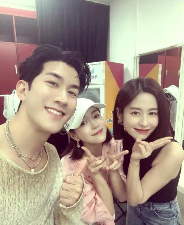 颖儿陈妍希亮相王力宏演唱会，染指不老秘诀