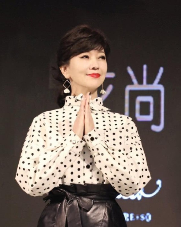 同样穿波点纹，杨紫穿出了仙气，容祖儿穿出了活泼，可你不行