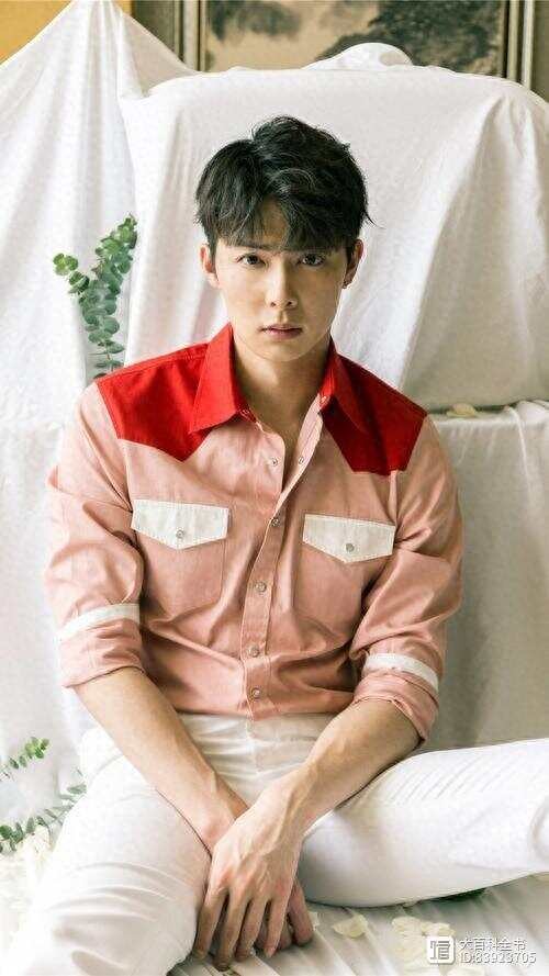 张铭恩潮服风暴：揭秘时尚达人的穿搭秘籍与影响力