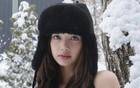 Lisa“雪地比基尼”大秀身材！耐克赢麻了