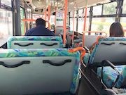 空いているバスの車内