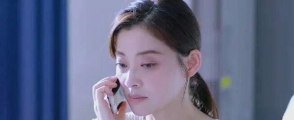 从低谷到巅峰：四位逆境中的璀璨女星