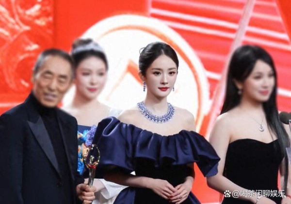 杨幂三封微博QUEEN：85花转型教科书，撕掉标签的16年逆袭